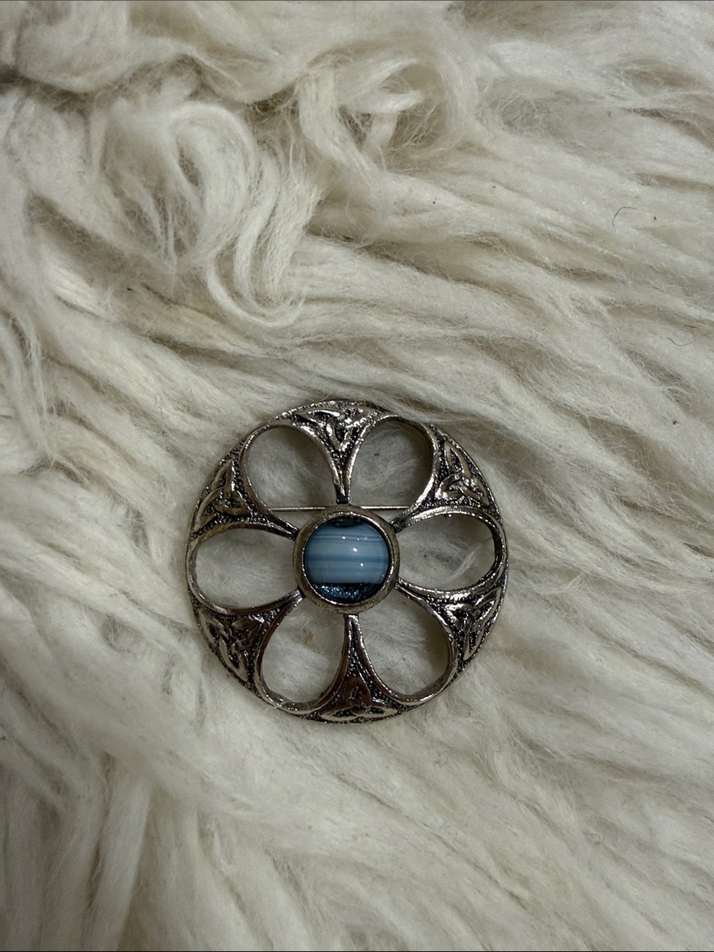 BROOCH Vintage Celtic Blue Porphyry Glass Cabochon Silvertone
Stamped 2286 Flora